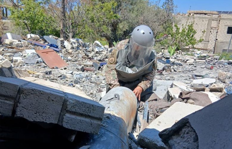 تفكيك قنابل طیران غیر منفجرة (الجيش اللبناني).