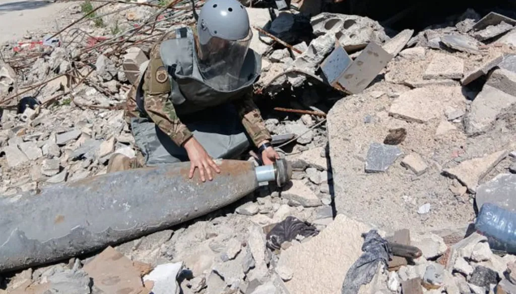 بالصور- تفكیك 8 قنابل طیران غیر منفجرة من مخلفات الحرب الإسرائیلية على لبنان