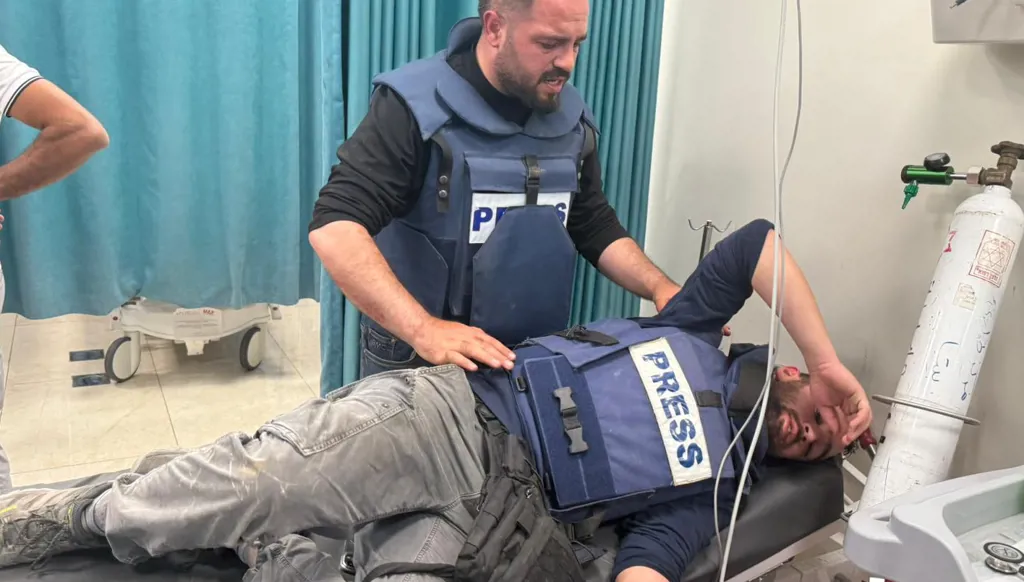 إصابة صحافيين ومسعفين ونشطاء بهجوم ‏مستوطنين على قاطفي الزيتون جنوب نابلس (صور - فيديو)