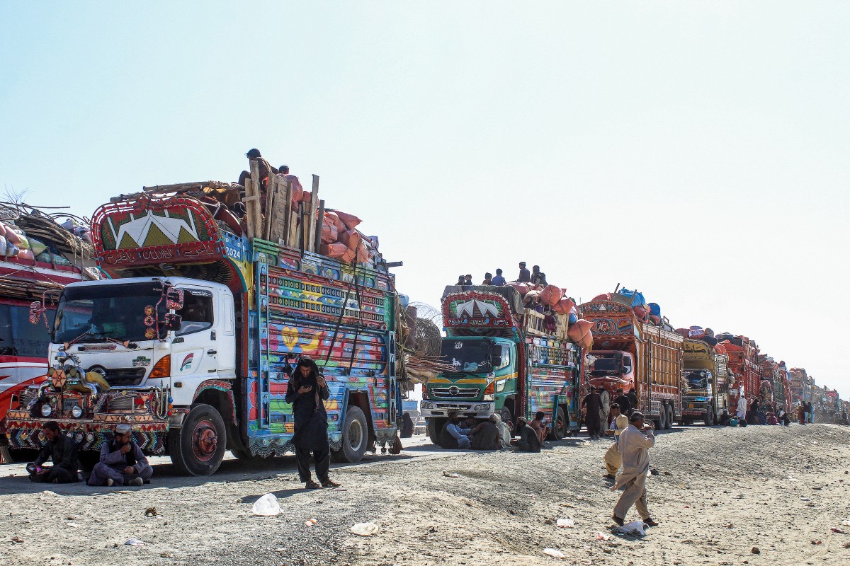 لاجئون أفغان ينتظرون ترحيلهم إلى أفغانستان (أ ف ب)