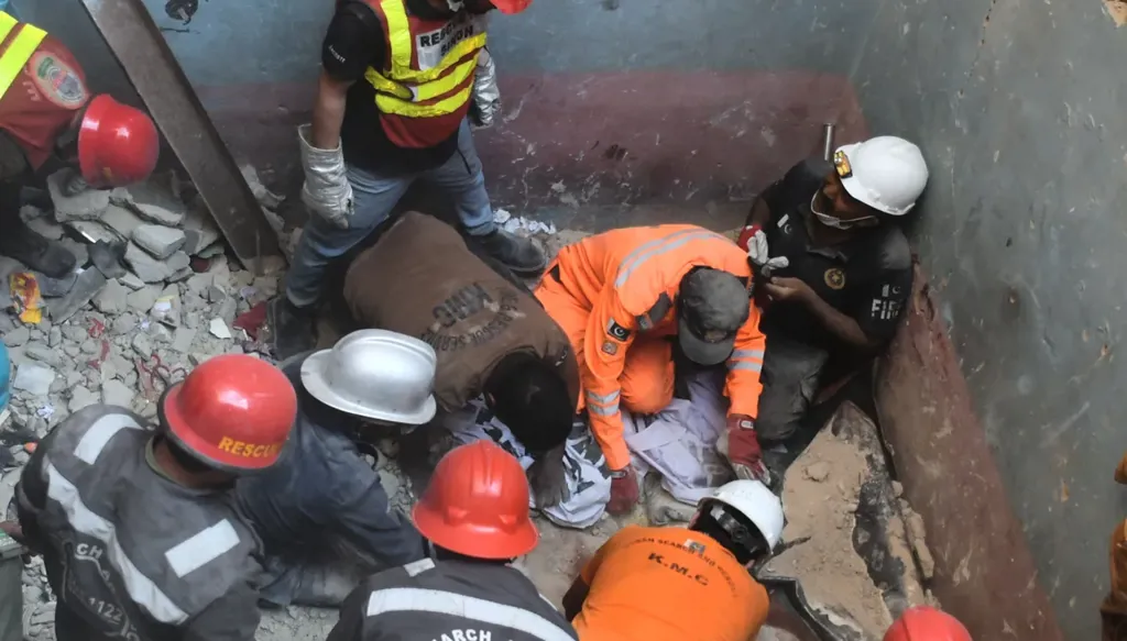 مأساة بكراتشي… انفجار وانهيار مبنى يقتل 16 شخصاً بينهم أطفال