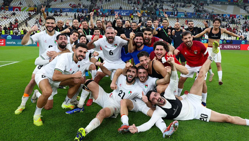 لفتة إنسانية مؤثرة... منتخب فلسطين يزور أطفال غزة في الدوحة (فيديو)