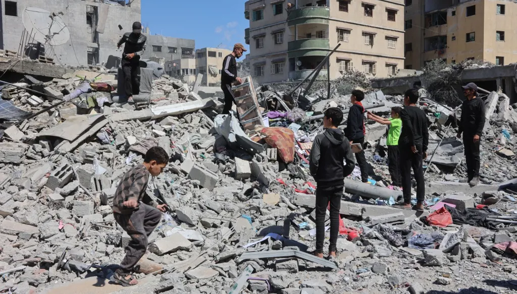 أطفال غزة فوق ركام منازلهم (أ ف ب)‏