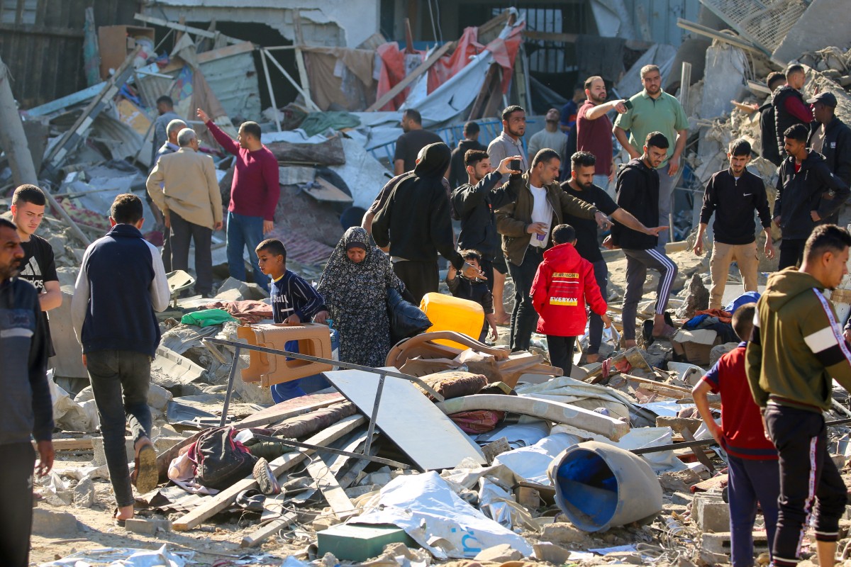 تفقّد الاضرار بعد غارة على مدرسة تابعة للأونروا تأوي نازحين في ‏مخيم البريج (أ ف ب)‏