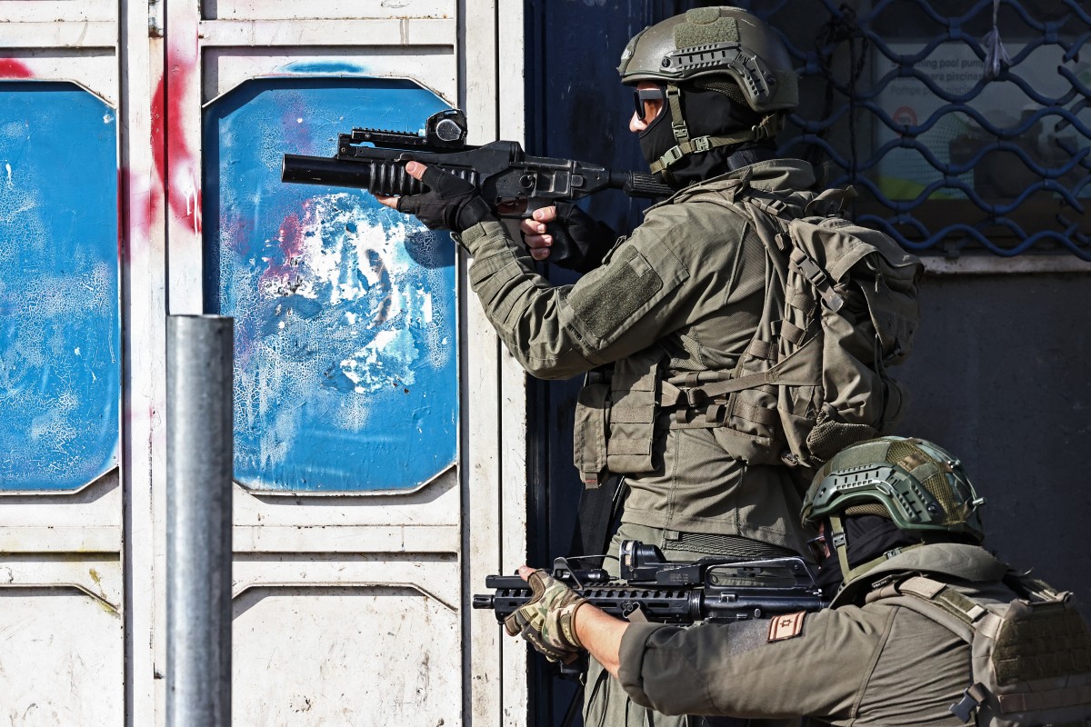 قوات إسرائيلية في شوارع نابلس بالضفة الغربية (أ ف ب)‏