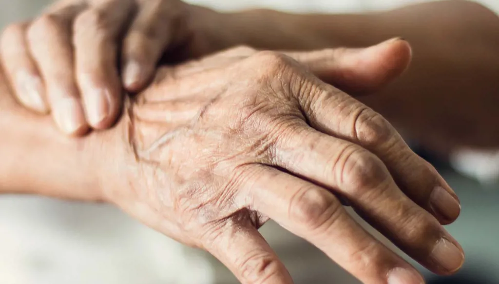 في شهر التوعية بداء باركنسون... تأثير سلبي للتوتر يمكن تخفيفه؟