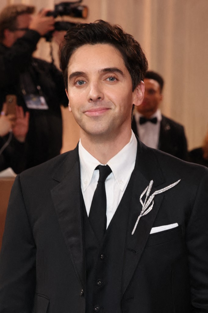 بول دبليو دونز ببروش ماسي من بوشرون في غولدن غلوب 2026 (أ.ف.ب)