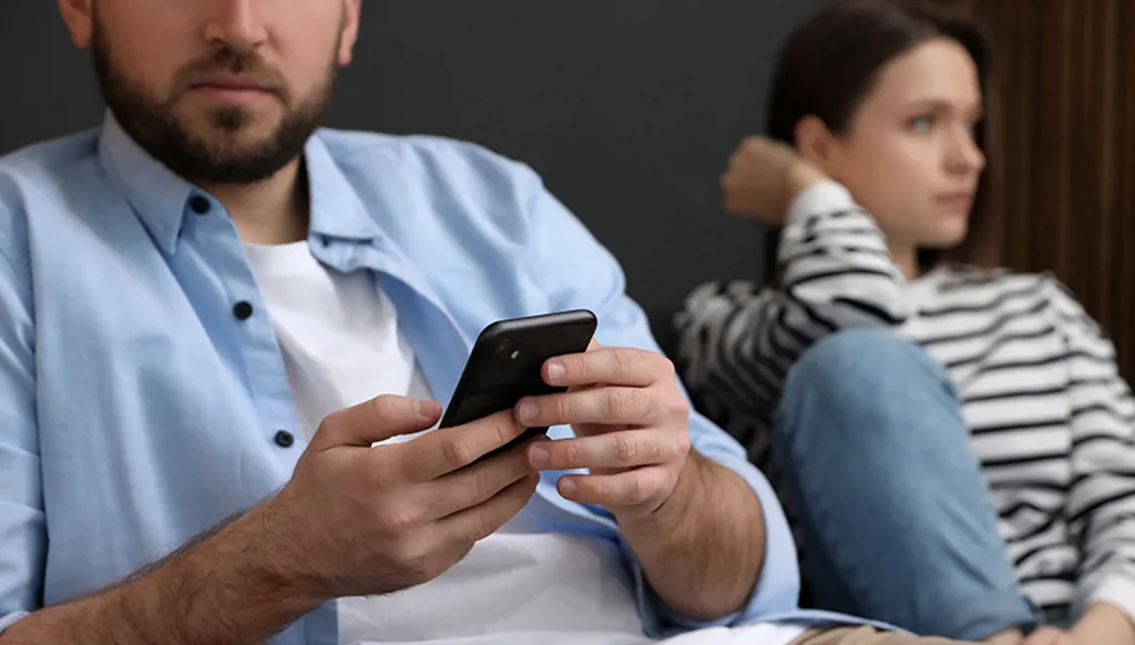 إشعار هاتف غيرك يجعلك تتفقّد هاتفك... ماذا يقول العلم؟