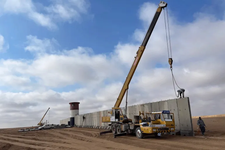 المشروع يشمل قواطع عدة على الشريط الحدودي الذي يبلغ طوله نحو 618 كيلومترا (صفحة قيادة قوات الحدود في فيسبوك)