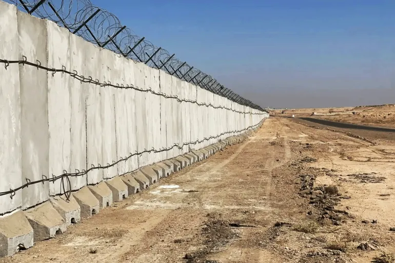 الجدار العازل شمال القائم على الشريط الحدودي العراقي السوري.