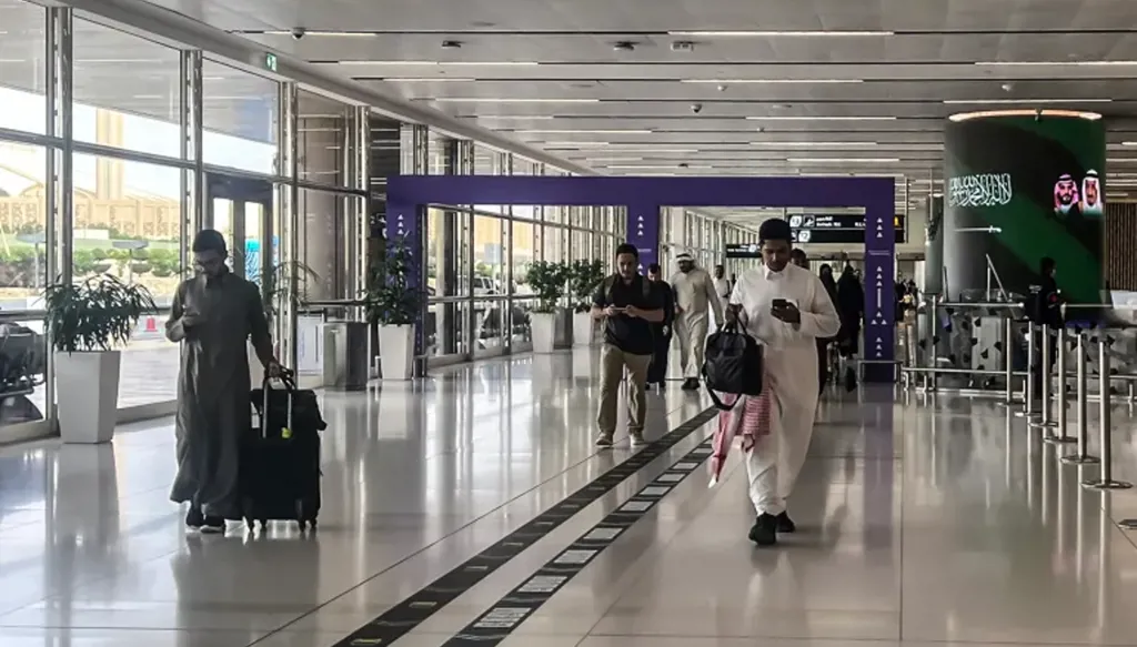 فرنسا تدعو مواطنيها إلى تجنّب مطارات الرياض وجدة والدمام