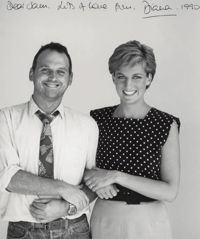 الاميرة ديانا برفقة مصفّف الشعر الشهير سام ماكنايت (انترنت)