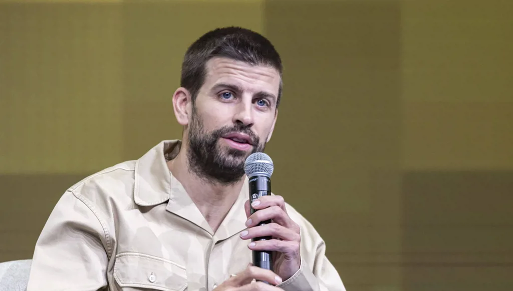 "آلة وموهبة لا تتكرّر"... بيكيه يُقارن بين رونالدو وميسي