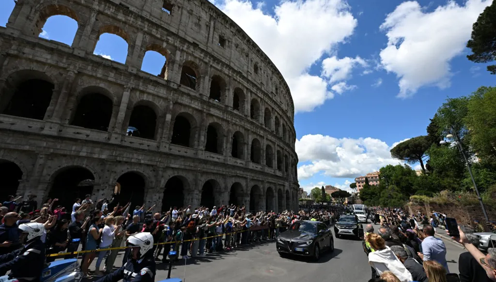 بالصور- ضاقت الساحة بالمشاركين... مدّ بشري في وداع البابا ‏