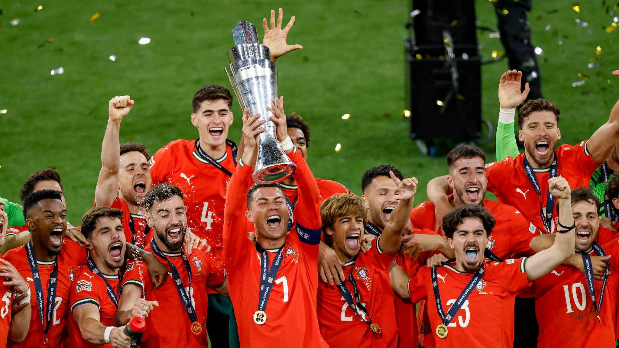 منتخب البرتغال بقيادة رونالدو يحتفل بلقب دوري الأمم الأوروبية. (وكالات)