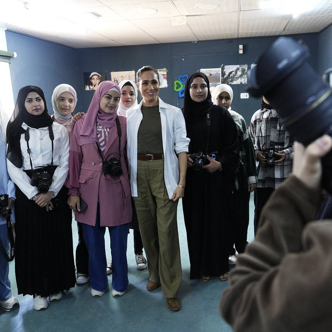 ميغان ماركل بإطلالة كاجوال مع اللاجئين في عمان (انستغرام)