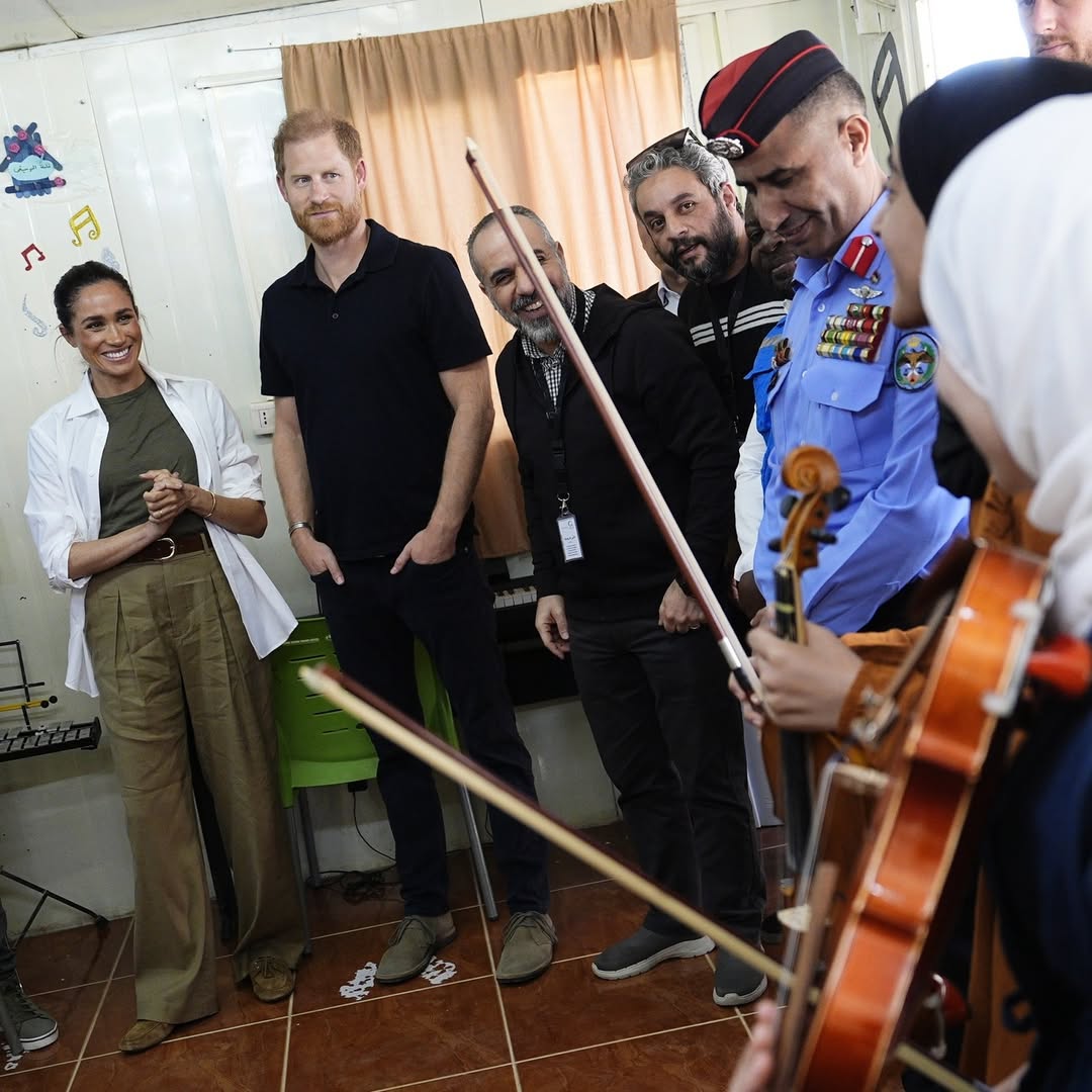 ميغان ماركل بإطلالة كاجوال مع اللاجئين في عمان (انستغرام)