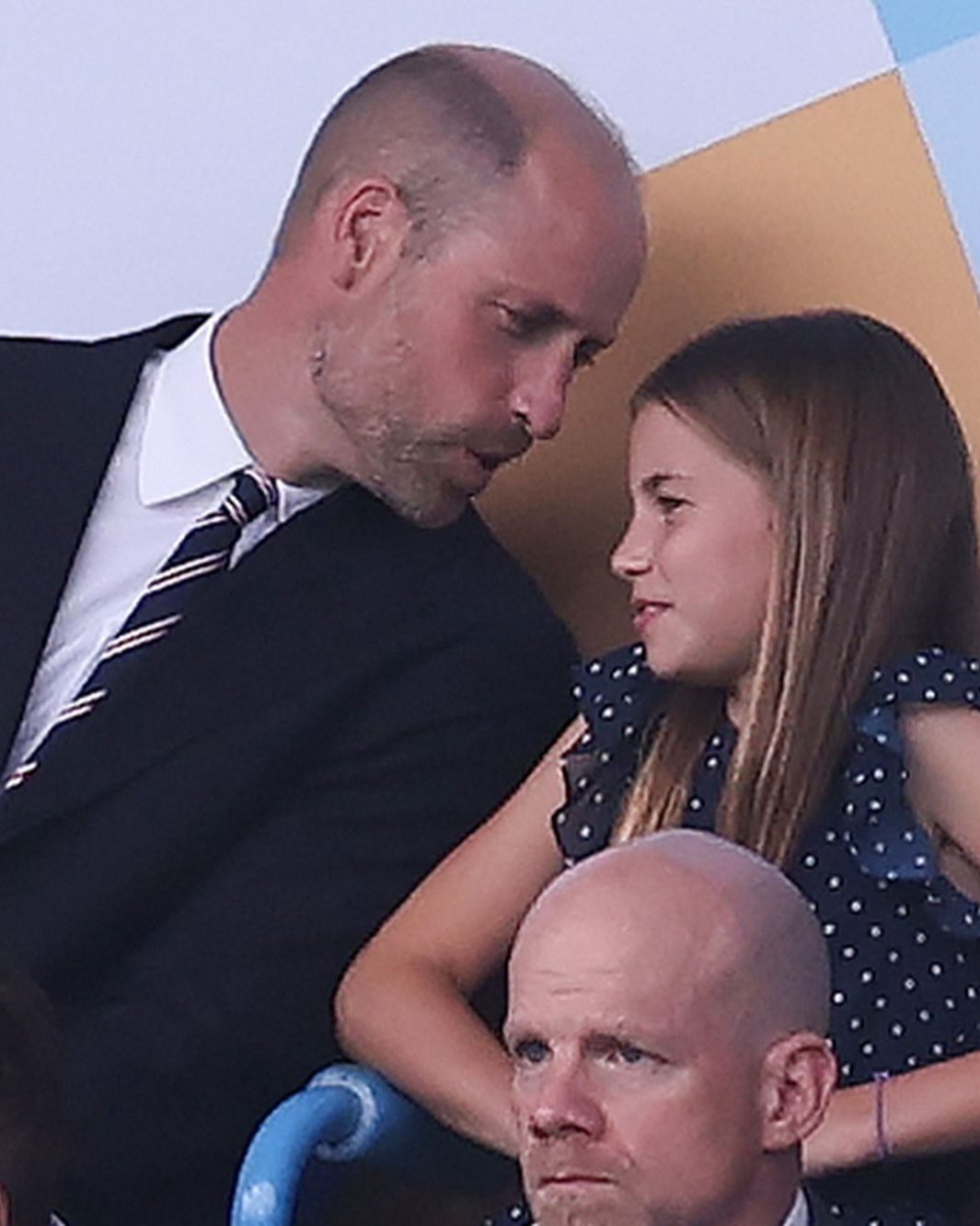 لحظة خاصة بين الاميرة شارلوت والامير ويليام في المباراة النهائية لبطولة أوروبا لكرة القدم للسيدات (إنستغرام)