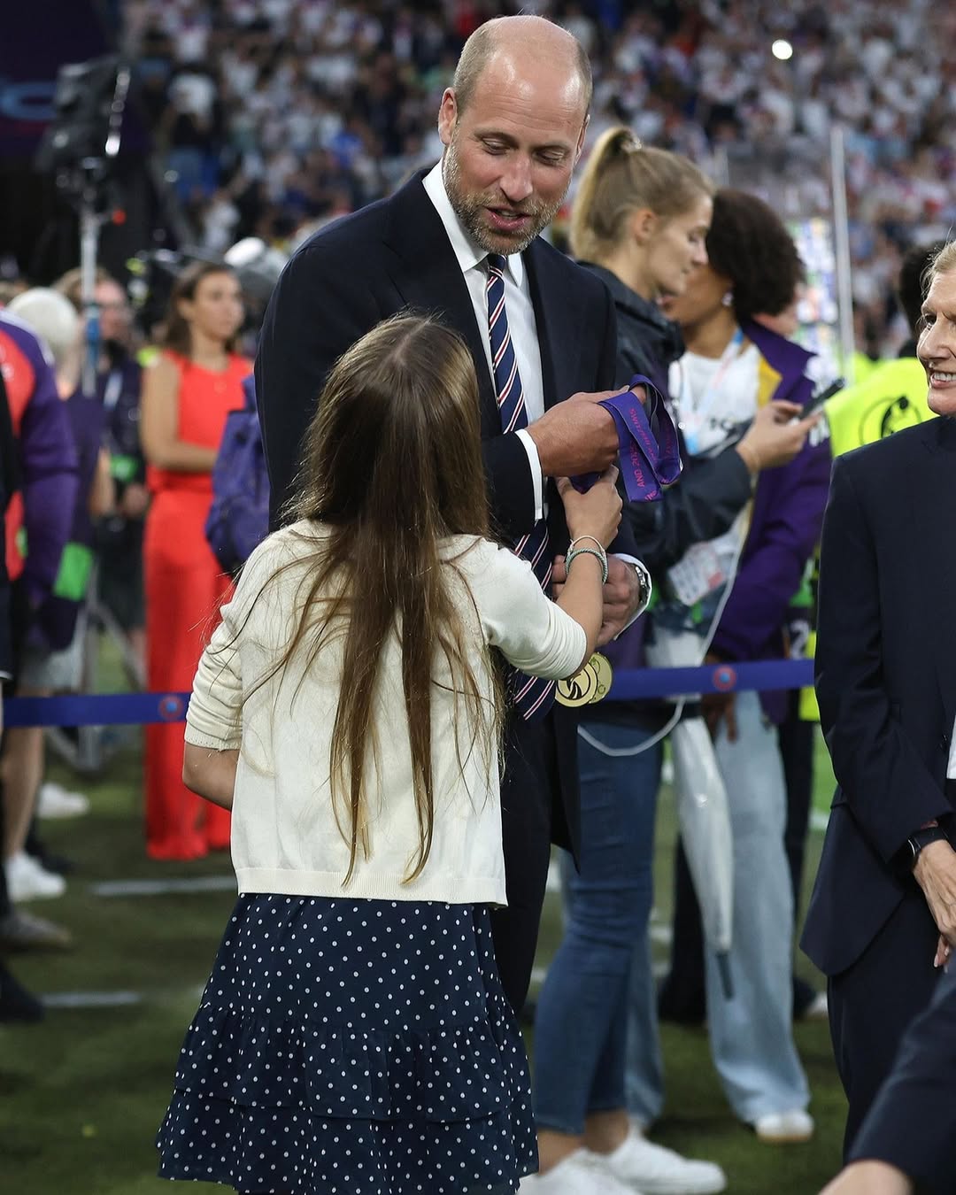 الاميرة شارلوت في المباراة النهائية لبطولة أوروبا لكرة القدم للسيدات بفستان بولكا دوت وكنزة صوفية ناعمة (إنستغرام)