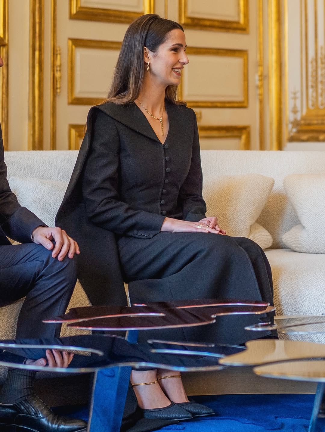 الاميرة رجوة الى جانب زوجها ولي العهد الامير الحسين في فرنسا (انستغرام)