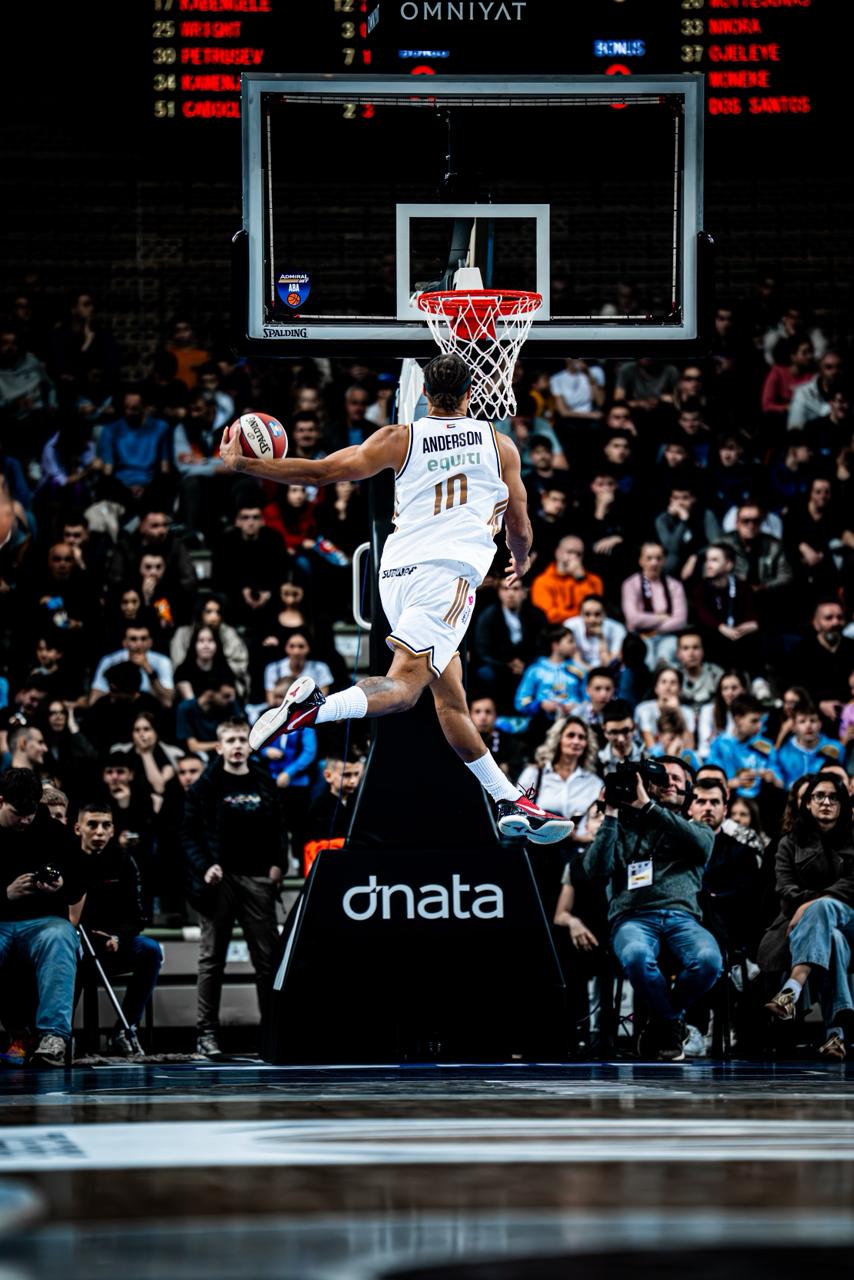 من مباراة دبي باسكتبول والنجم الأحمر.