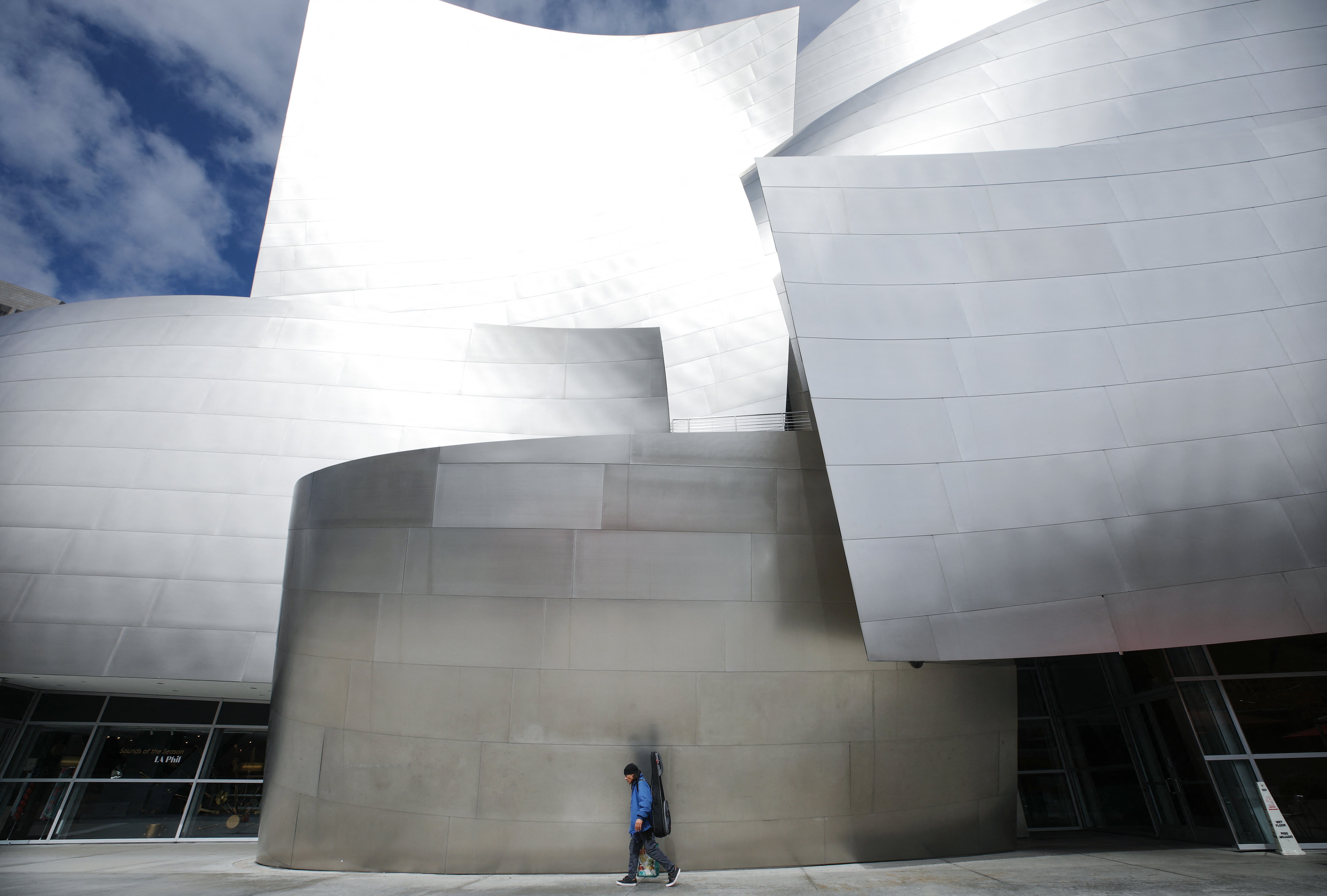 قاعة حفلات والت ديزني المغلقة التي صمّمها فرانك جيري، في 15 آذار 2020 في لوس أنجليس، كاليفورنيا. (أ.ف.ب)