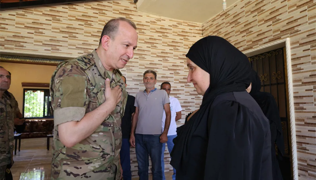 قائد الجيش رودولف هيكل مقدماً التعازي لأهالي شهداء الجيش (الجيش اللبناني)