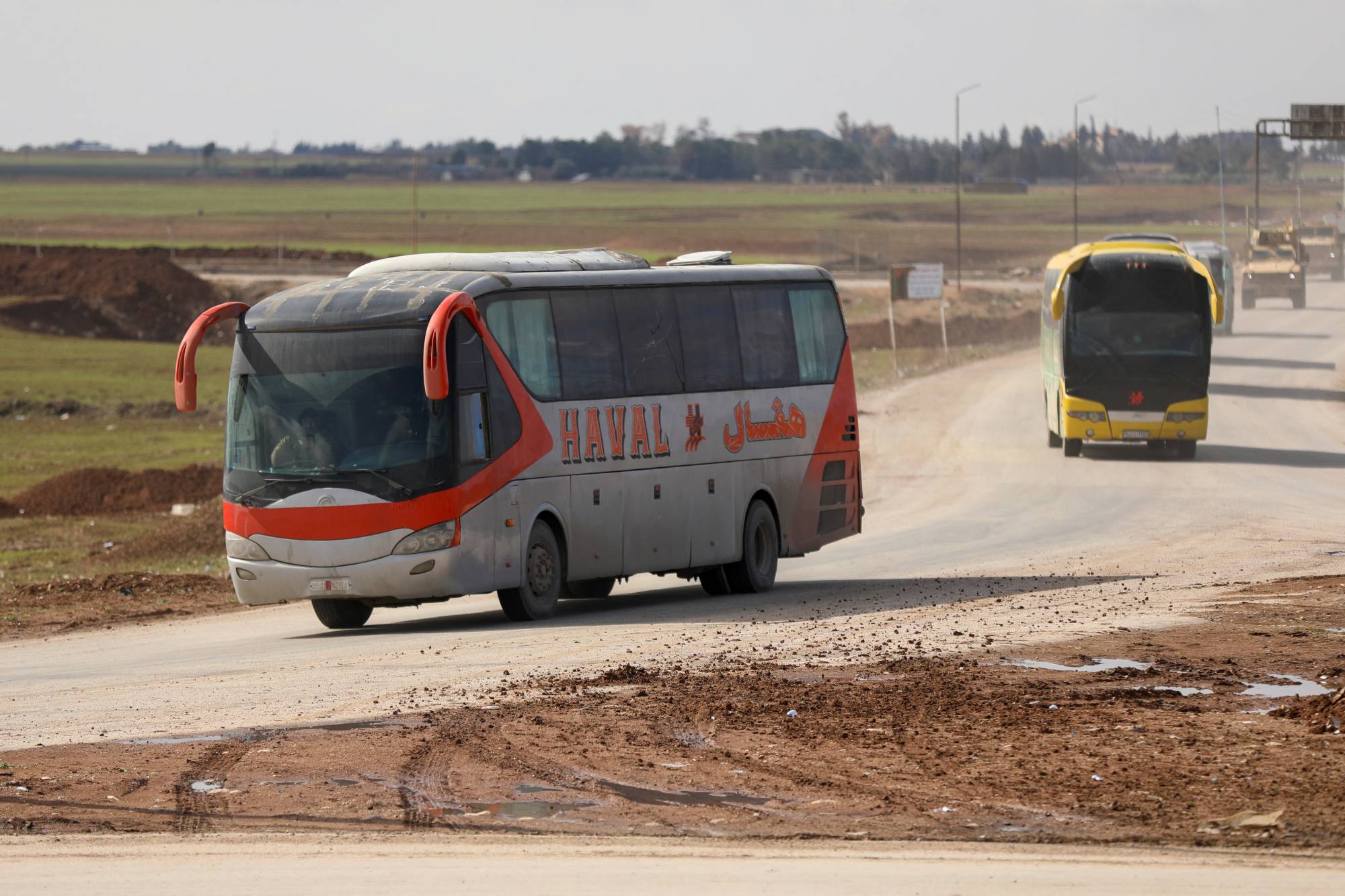 قافلة تحمل سجناء من تنظيم داعش من القامشلي إلى العراق (رويترز)