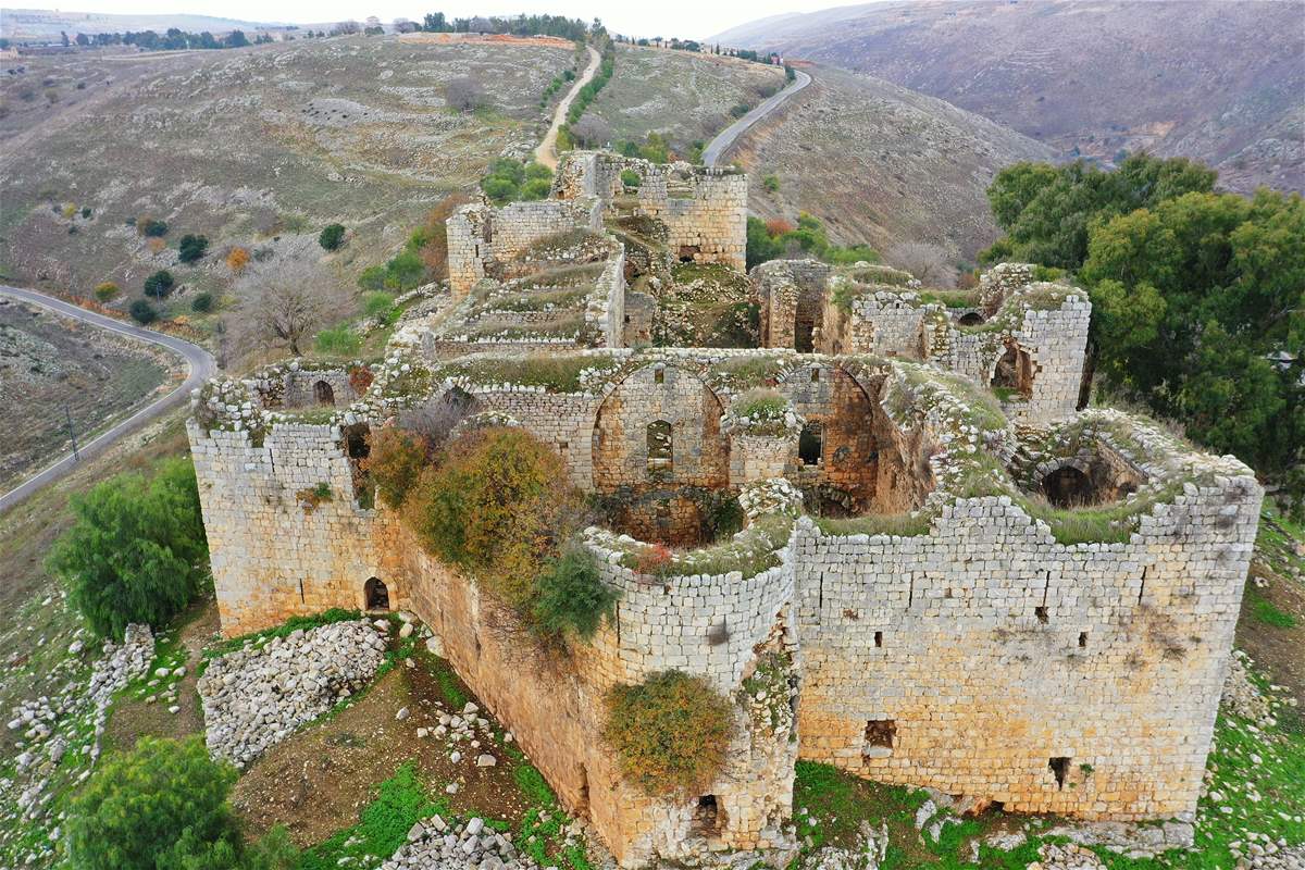 قلعة دوبيه (أو قلعة شقرا) الصليبية في بلدة شقرا بقضاء بنت جبيل جنوبي لبنان (فيسبوك)