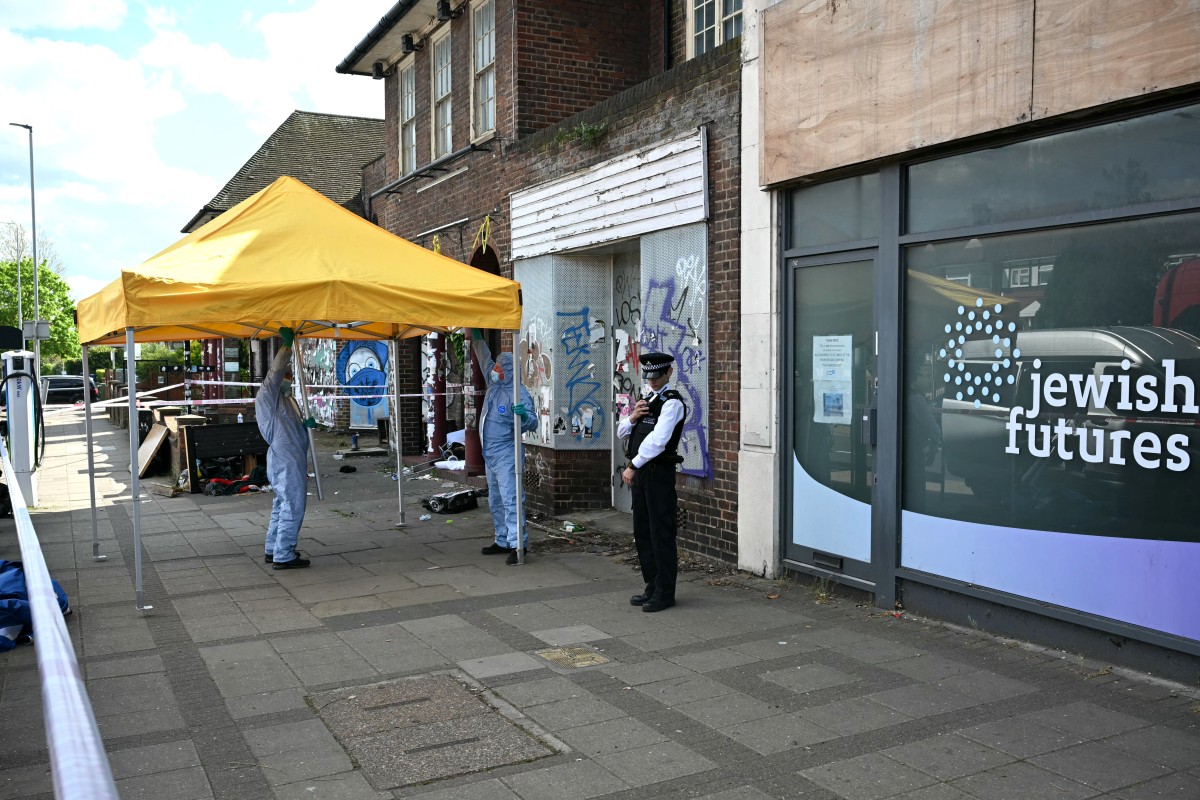 قام ضباط الشرطة الجنائية بنصب خيمة بجوار الموقع (أ ف ب)
