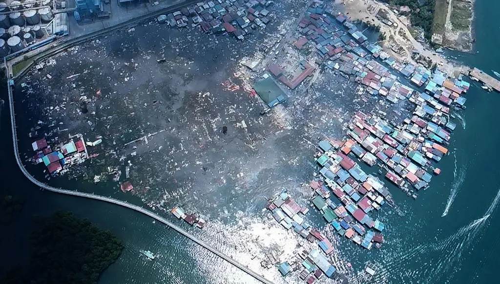 النيران التهمت ألف منزل... فاجعة في قرية فقيرة في ماليزيا