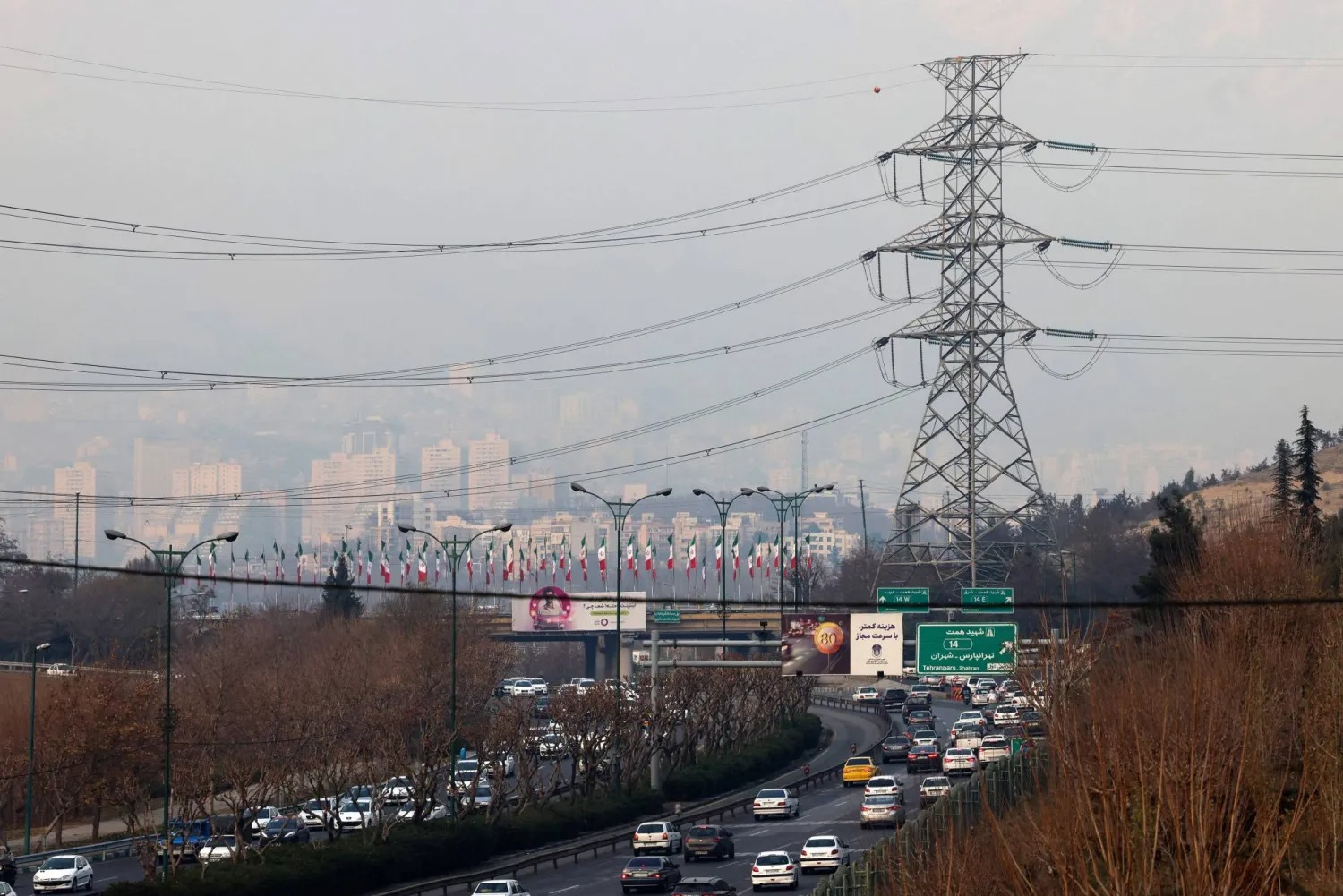 قطاع الكهرباء يعاني مشكلات بنيوية. (أ ف ب)