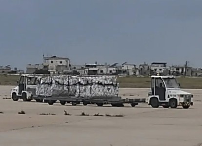 تفريغ حمولة المساعدات القطرية من الطائرة في مطار رفيق الحريري الدولي في بيروت (وطنية)
