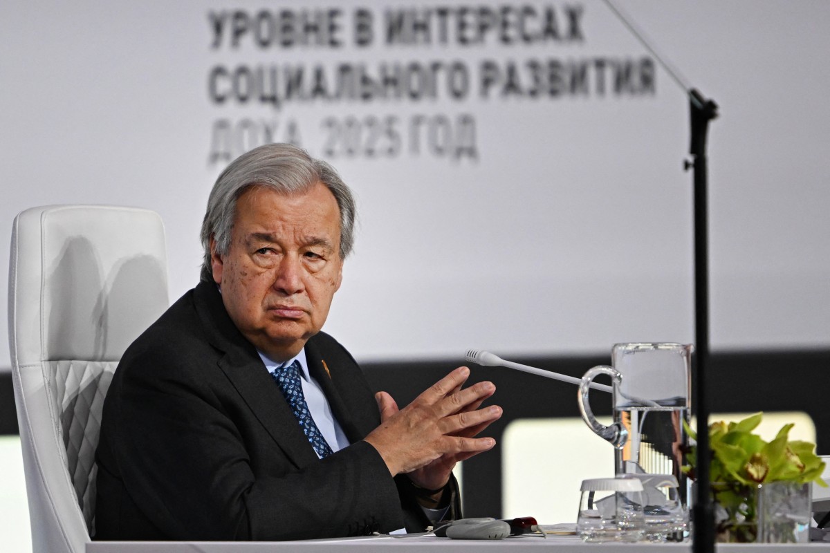 أنطونيو غوتيريش على هامش القمة العالمية الثانية للتنمية الاجتماعية في الدوحة (أ ف ب)