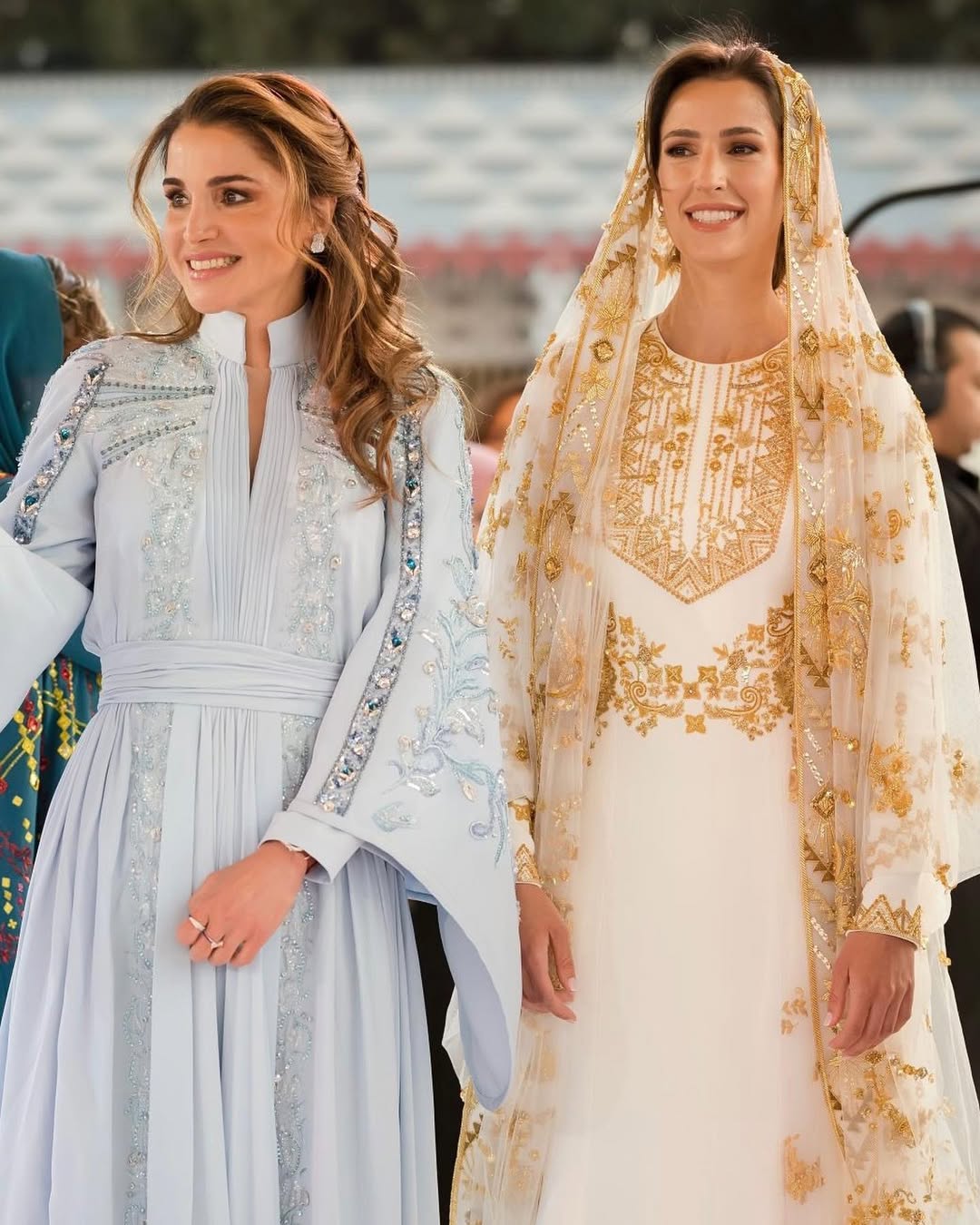 الاميرة رجوة الى جانب الملكة رانيا قبل زفافها من الامير الحسين (انستغرام)