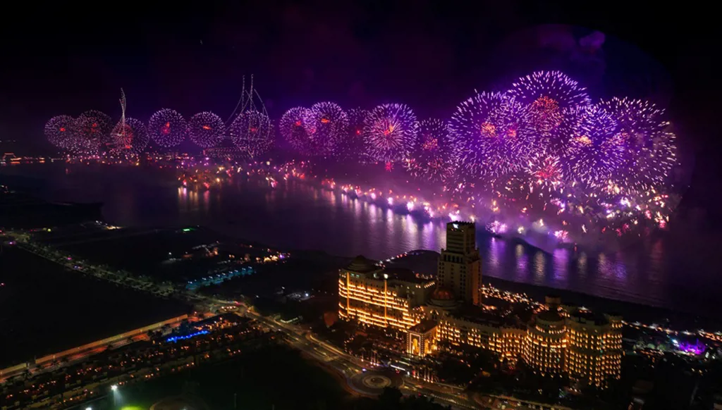 رأس الخيمة تسرد قصّتها بالألعاب الناريّة والدّرون احتفالاً بليلة رأس السّنة