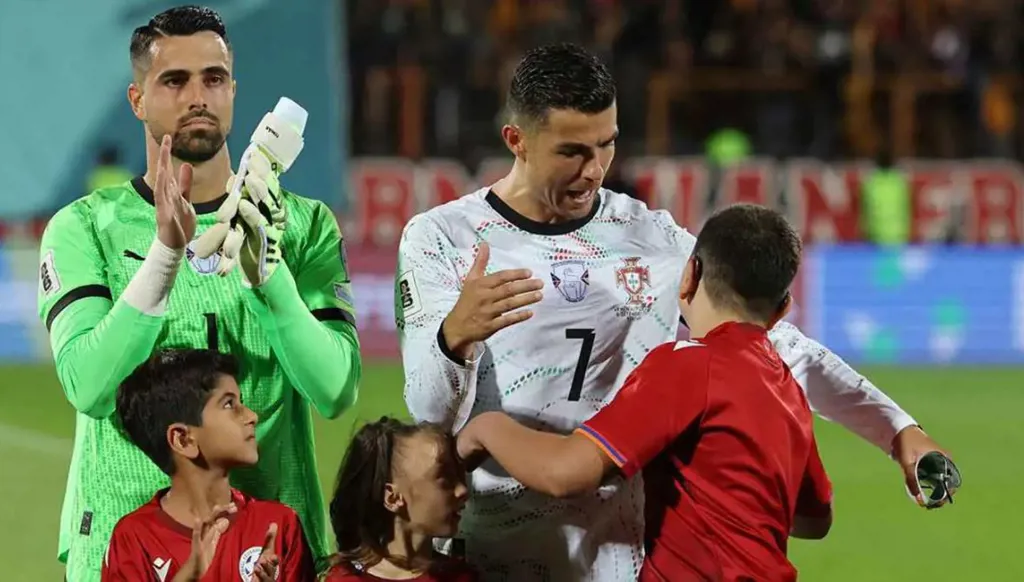 لقطة تاريخية... رد فعل أحد الأولاد بعد الوقوف أمام رونالدو (فيديو وصور)