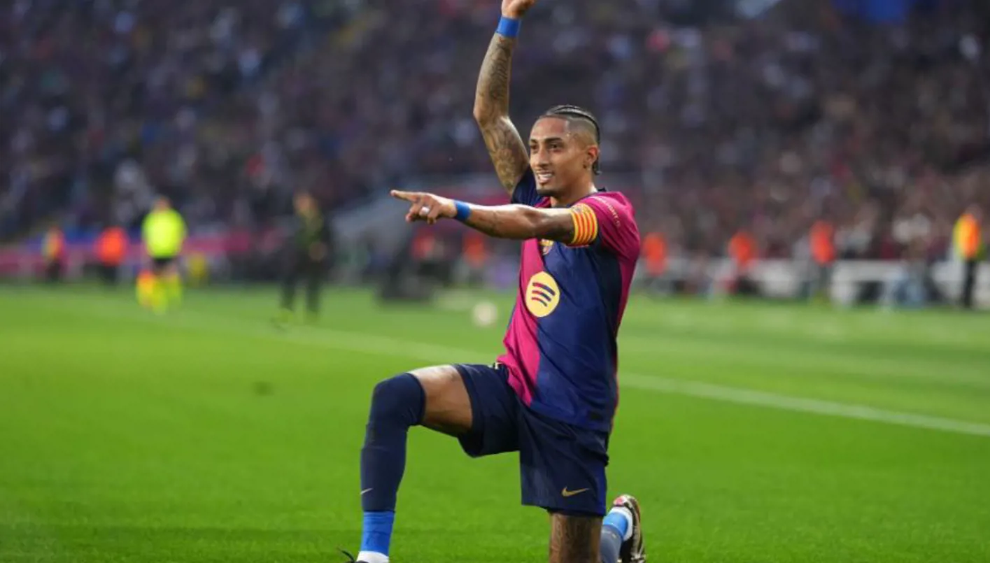 قائد برشلونة يثير الجدل في مشهد غريب أثناء علاج مبابي المصاب (فيديو)