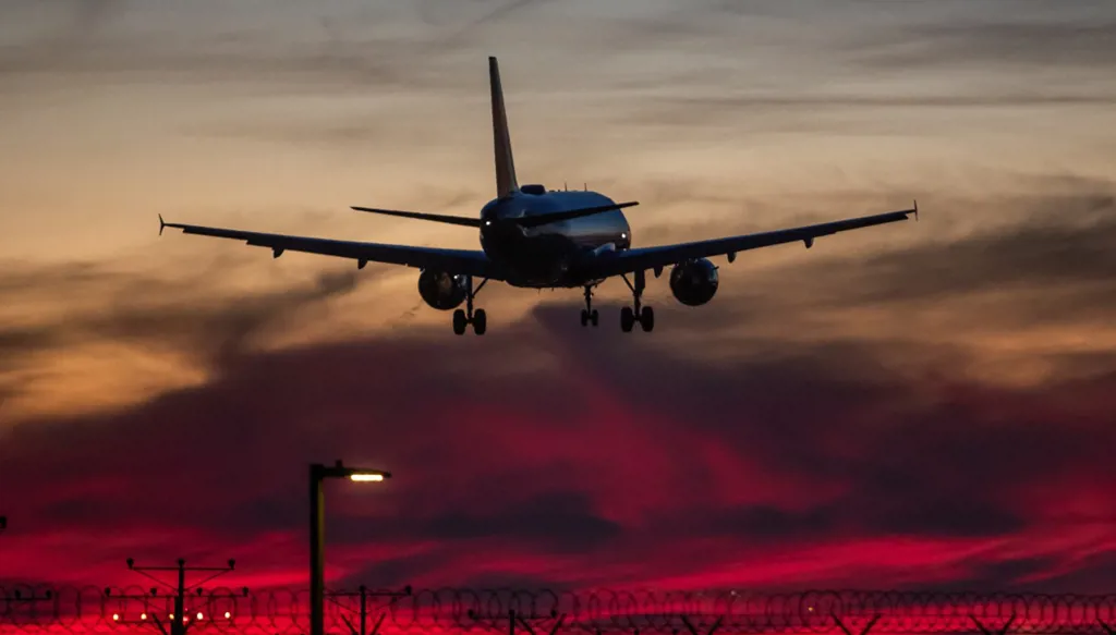 حرب إيران تشعل قطاع الطيران: ارتفاع كبير في أسعار التذاكر