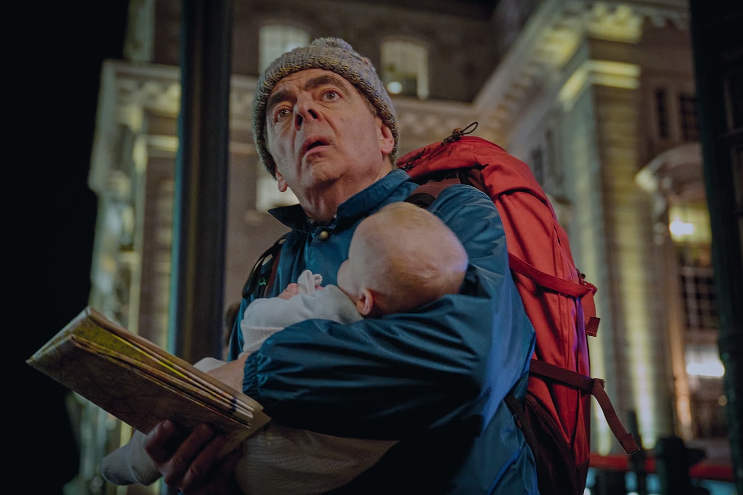 روان أتكينسون في مسلسل Man vs. Baby. (نتفليكس)