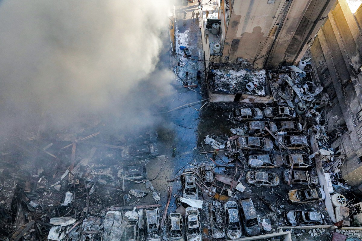 رجال الإطفاء اللبنانيون يحاولون إخماد حريق اندلع عقب غارة إسرائيلية على كورنيش المزرعة في بيروت في 8 نيسان/أبريل 2026 (أ ف ب)