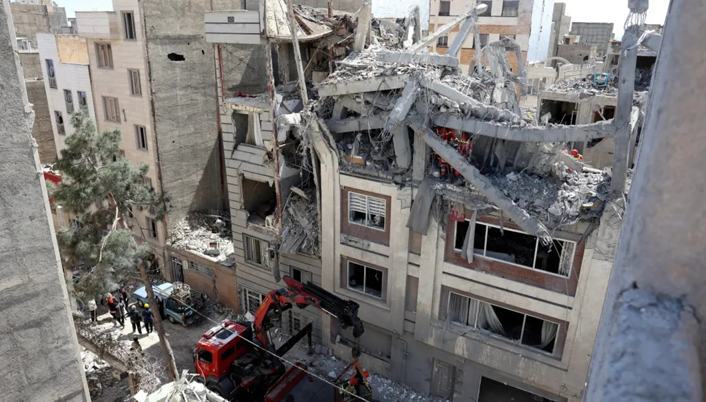 استهداف إسرائيل لمصانع الصلب في أصفهان وخوزستان... والحرس الثوري يتشدّد في إغلاق مضيق هرمز