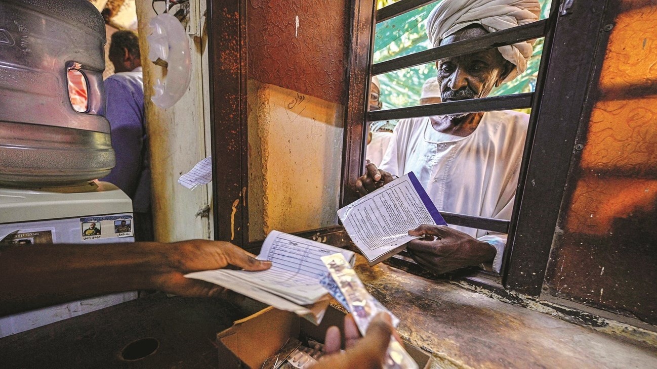 رجل سوداني يتلقى دواءً مجانياً في مستشفى بأم درمان (أ ف ب)