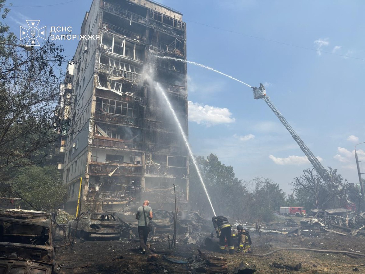 رجال إطفاء يعملون على إخماد حريق في مبنى سكني في موقع غارة روسية في زابوريجيا في 21 يوليو 2026 (أ ف ب)