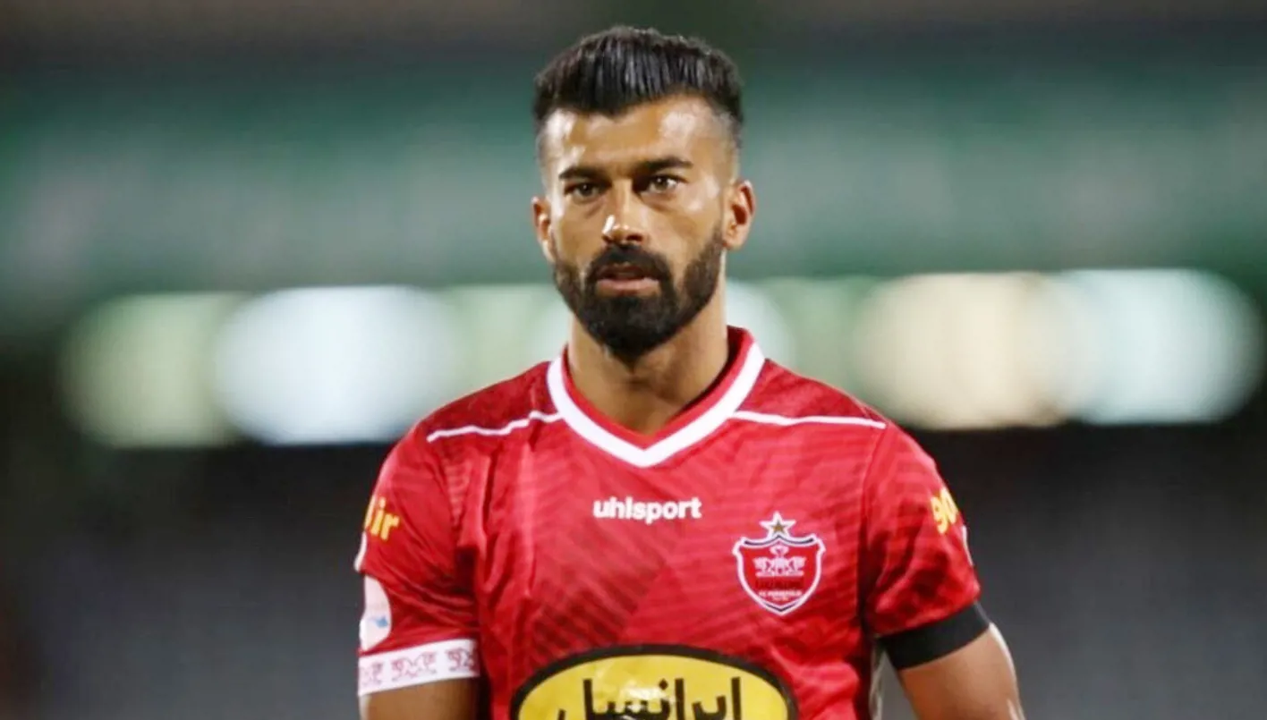 التحقيق مع لاعب إيراني بسبب معانقة مشجعة