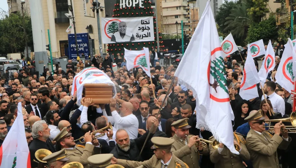 الوداع الأخير لمسؤول حزب "القوات اللبنانية" رولان المرّ (صور وفيديو)
