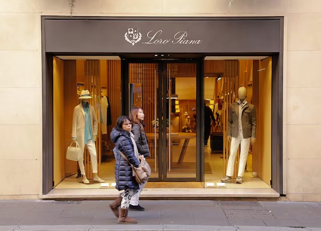 متجر لورو بيانا في روما (رويترز)