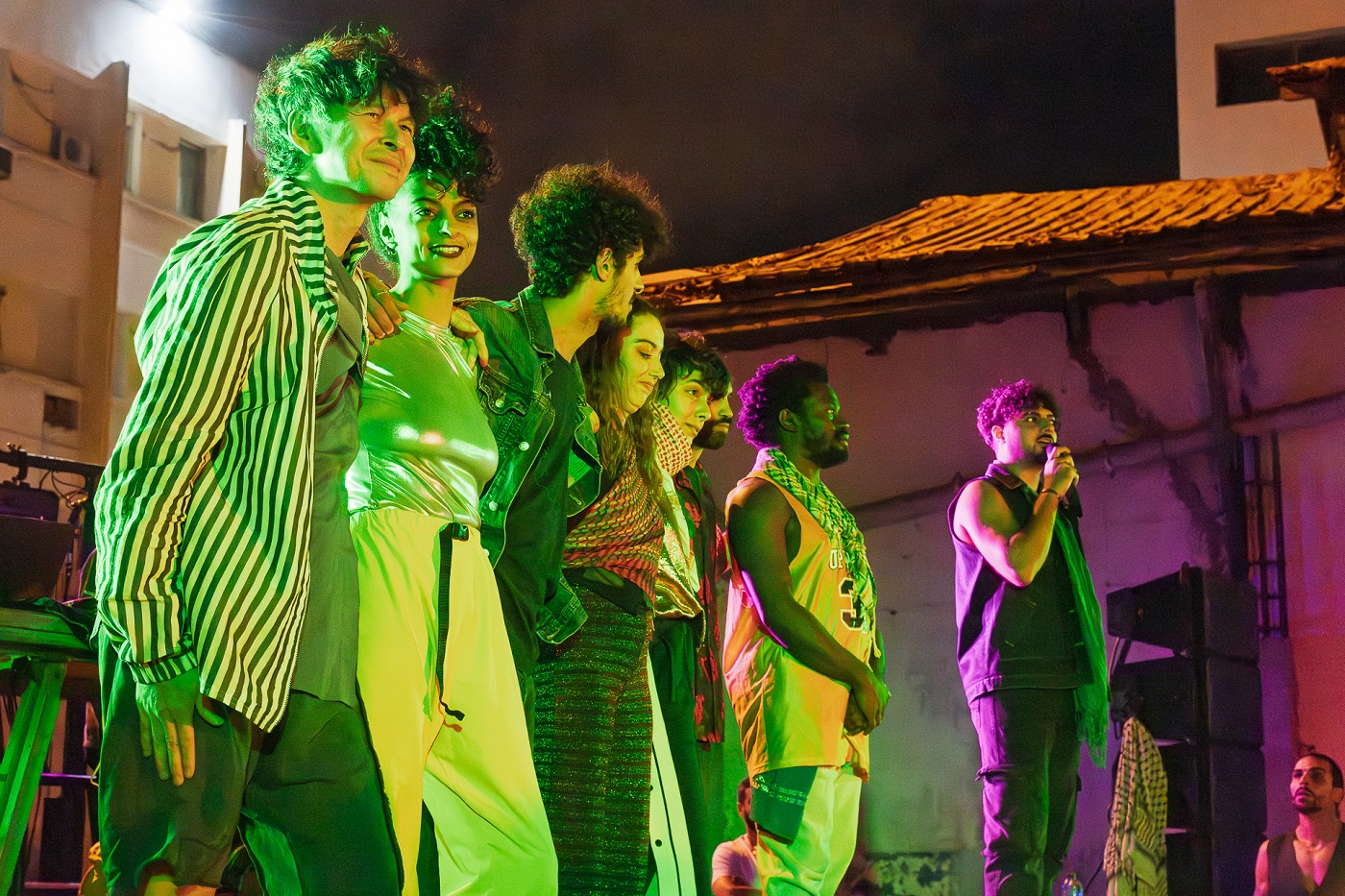 راقصون وراقصات حفلة طرب مع المخرج.