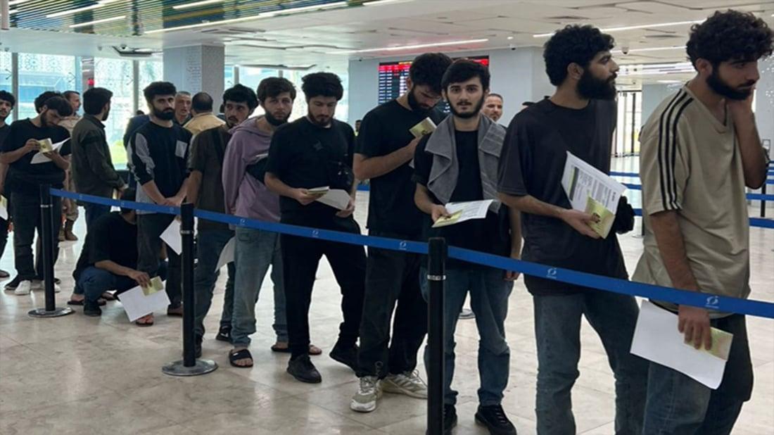 مهاجرون عراقيون يحملون وثائق سفرهم بعد احتجازهم في ليبيا ومحاولتهم الوصول إلى أوروبا، 26 تشرين الأول/أكتوبر 2025. (أرشيف)