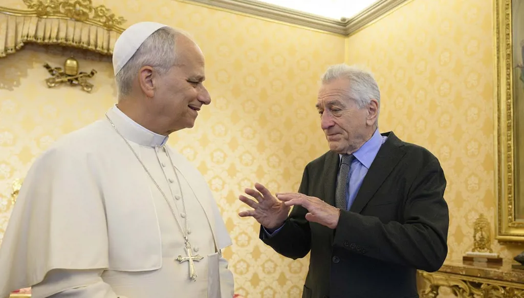 لقاء روبرت دي نيرو البابا لاوون يثير عاصفة على الإنترنت (فيديو)